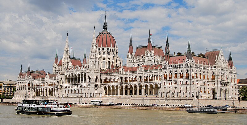 File:Parlamentsgebäude Budapest.jpg