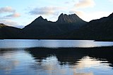 Озеро Дов і гора Крейдл на заході сонця