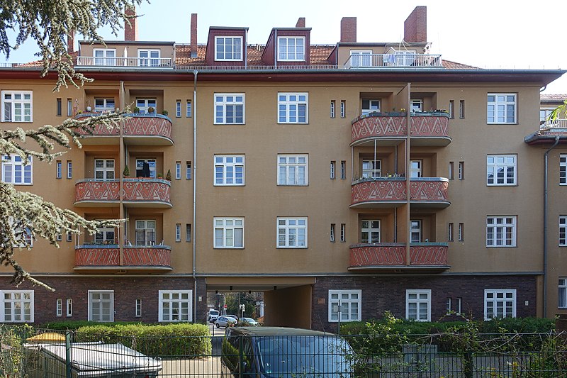 File:Paul-Schneider-Straße 22 & 24 (Berlin-Lankwitz) Hofseite.jpg