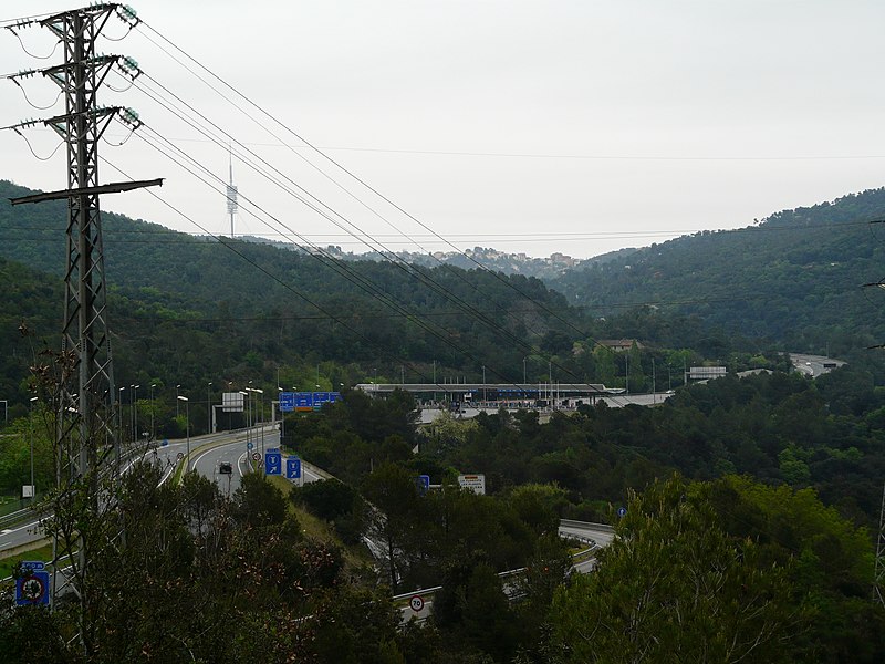 File:Peatge dels túnels de Vallvidrera des del camí de can Bosquets P1240389.jpg