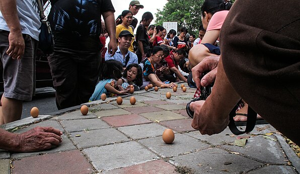 Equilibrio de huevos en Tangerang, Indonesia