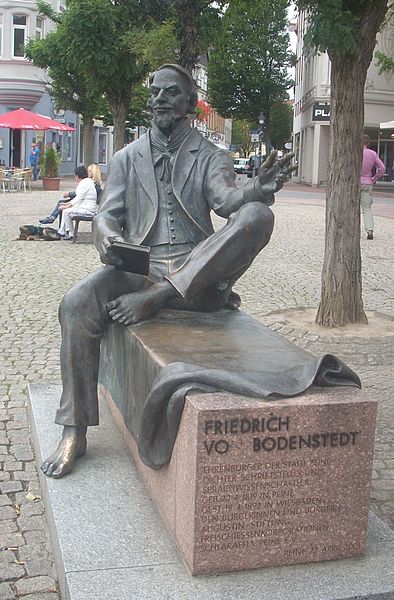 File:Peine Bodenstedt-Denkmal.JPG