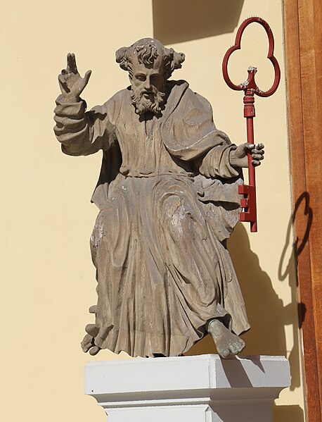 File:Petrusstatue am Portal St. Peter und Paul Telfs-1.jpg