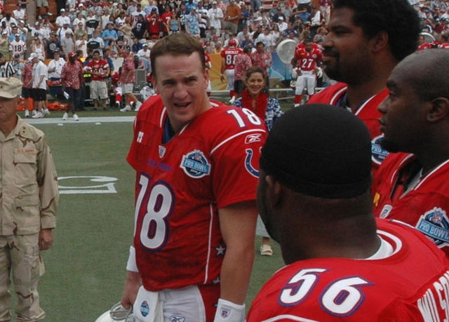 Quarterback Peyton Manning (#18) before the 2006 Pro Bowl.