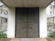 Die seitliche Flügeltüre aus Kupfer von Erich Stadler an der Pfarrkirche St. Peter und Paul in Laimnau