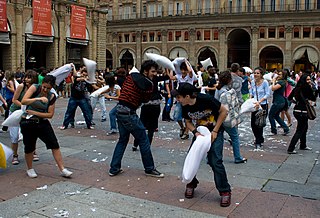 <span class="mw-page-title-main">Flash mob</span> Form of assembling humans