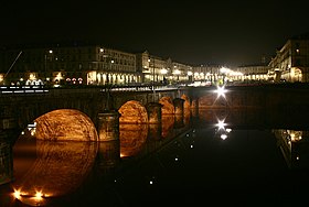 Nachtansicht der Brücke Vittorio Emanuele I.