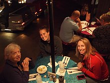 Drei Frauen sitzen an einem Picknicktisch im Sci-Fi Dine-In