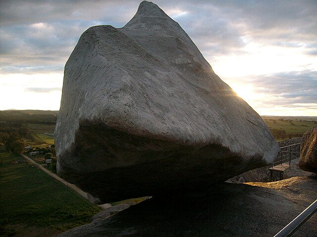 Replica of the Piedra Movediza installed in 2007