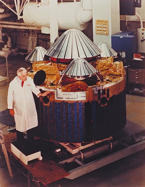 File:Pioneer Venus 2 inspection.jpg