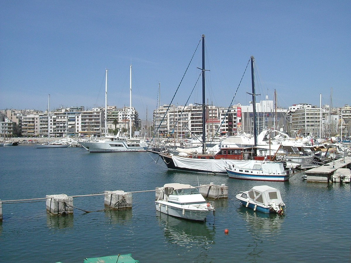 порт в афинах