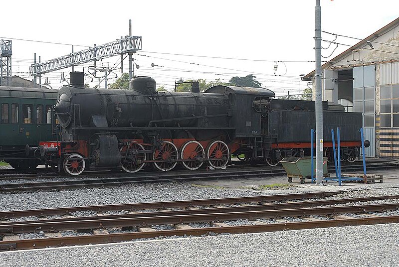 File:Pistoia deposito locomotive 740.jpg