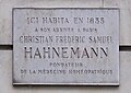 Plaque au no 26 en hommage au médecin Samuel Hahnemann.