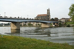 Vus depuis l’île aux Dames, le pont Neuf de Mantes, en béton et métal, et en arrière-plan la collégiale Notre-Dame de Mantes-la-Jolie. La fin de la dernière reconstruction du pont Neuf date de 1951.