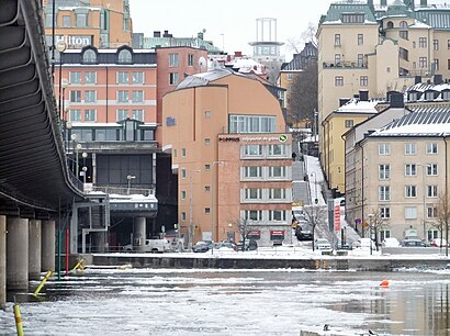 Vägbeskrivningar till Poppius Journalistskola med kollektivtrafik