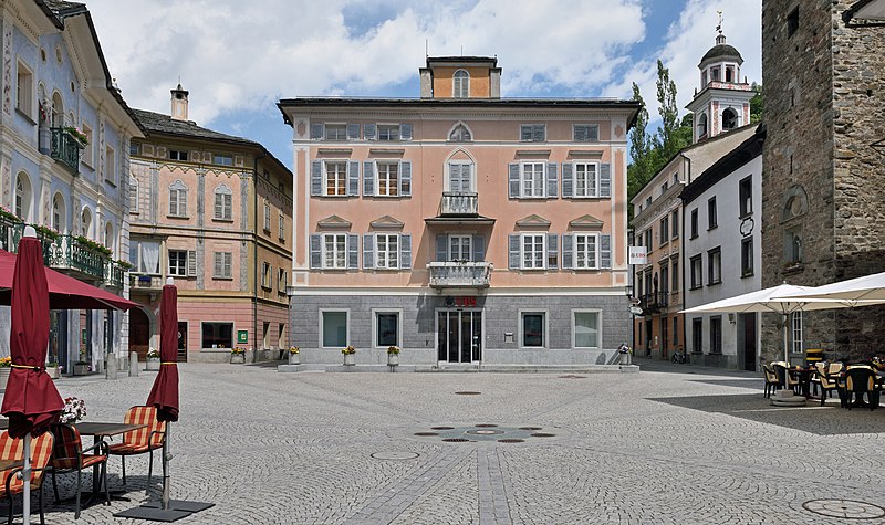 File:Poschiavo Piazza Comunale UBS.jpg