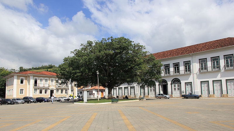 File:Praça Rubião Júnior 01.jpg