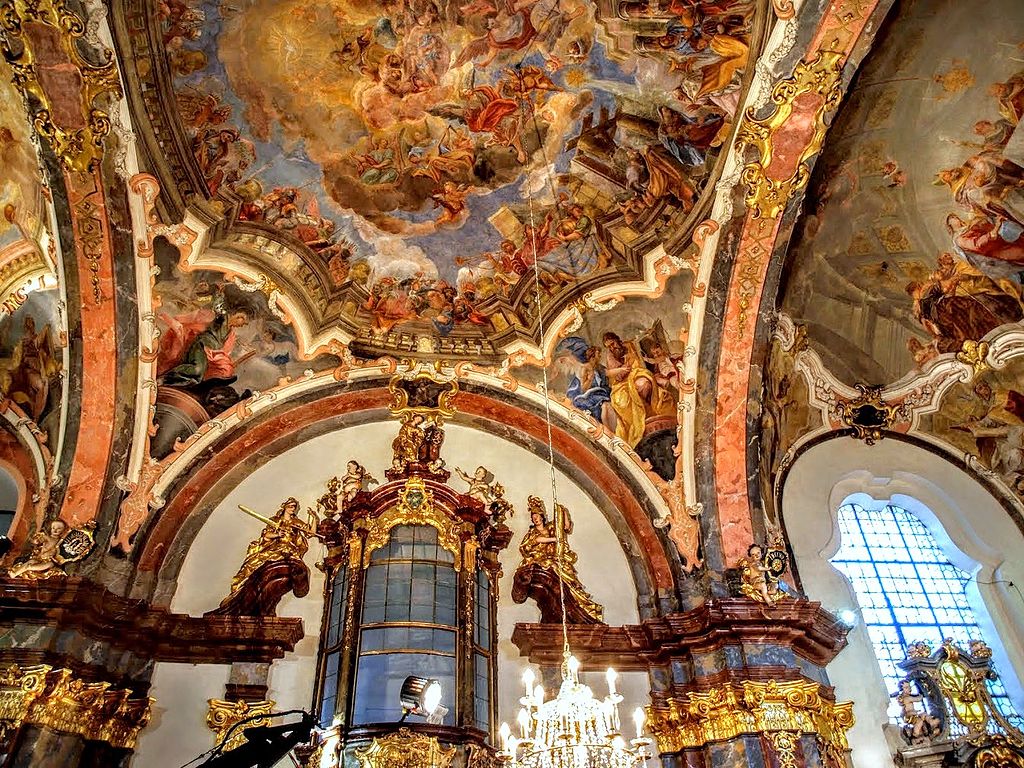 A l'intérieur de l'église de Notre Dame de Lorette à Prague - Photo de VitVit