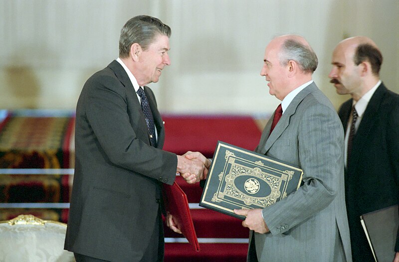 File:President Ronald Reagan shaking hands with Mikhail Gorbachev.jpg