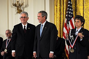 Präsident George W. Bush überreicht Dr. Adam Heller von der University of Texas at Austin im September 2008 bei einer Zeremonie die National Medal for Technology and Innovation 2007.