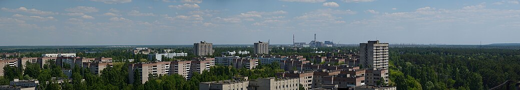 Panoramafoto van Pripjat met de kerncentrale van Tsjernobyl in de achtergrond
