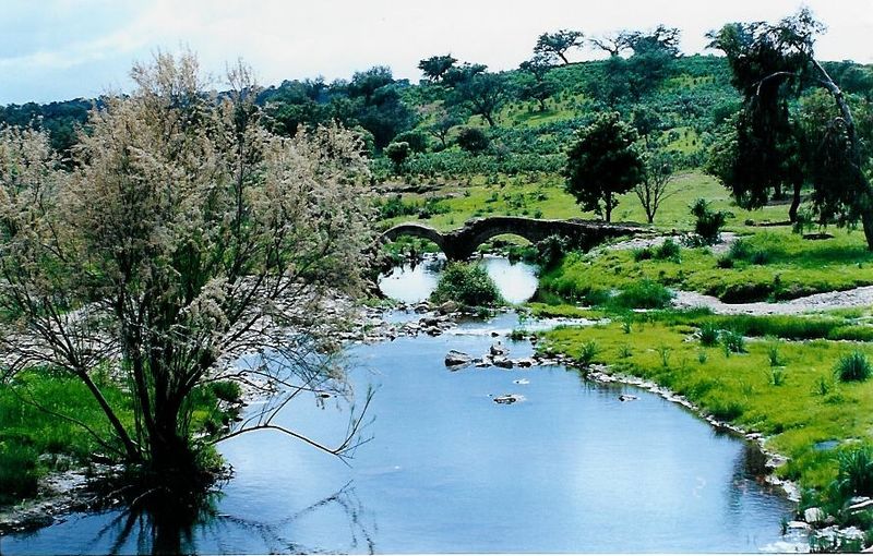 File:Puente romano en sierra de Cabezas Rubias.jpg