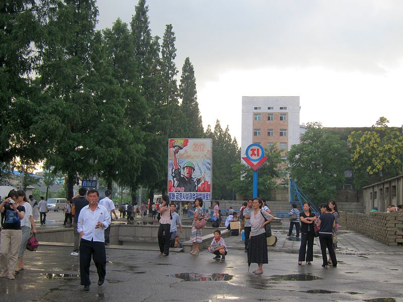 File:Pyongyang 2012 in front of Yongwang metro station 1.jpg