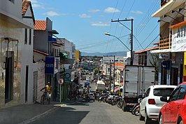De straat Rua Cônego Higino in het centrum van Livramento de Nossa Senhora