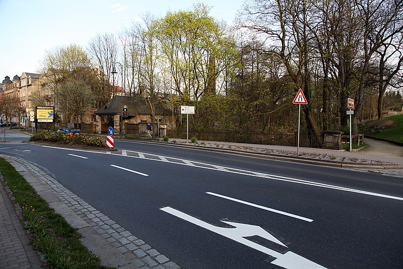 File:Radeberg Hospitalbrücke Fahrbahn Weitzmannbaude.jpg