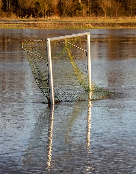 File:Rattelsdorf Hochwasser Fussballtor-20220106-RM-154206.jpg