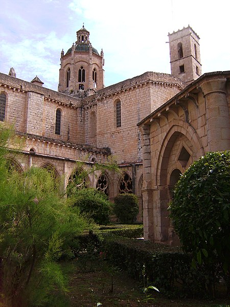 File:Real Monasterio de Santes Creus - Claustro 4.jpg