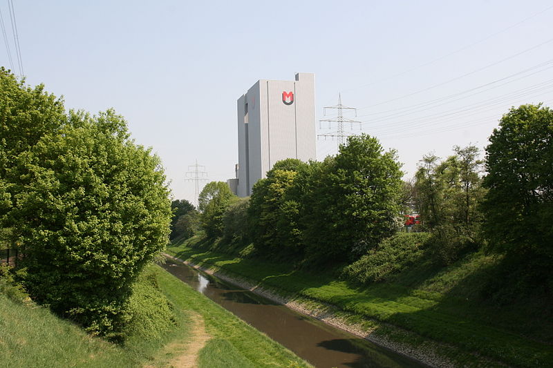 File:Recklinghausen - Emscher (Emscherbrücke Umspannwerk) 02 ies.jpg