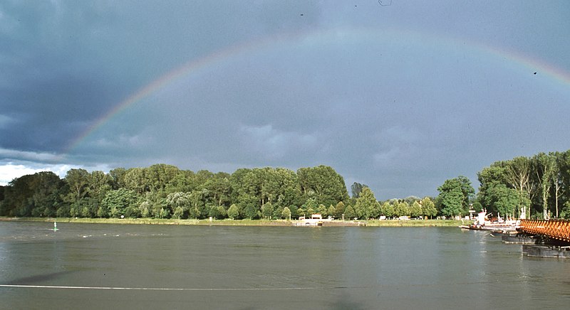 File:Regenbogen über den Rhein bei der Rheinfähre Plittersdorf - Seltz - panoramio.jpg