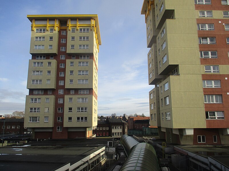 File:Ridings flats seen from the car park of the Ridings Centre, Wakefield, West Yorkshire (8th December 2020) 001.jpg