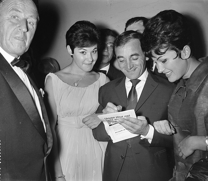 File:Rika Zarai vraagt een handtekening aan Charles Aznavour, Bestanddeelnr 912-9921.jpg