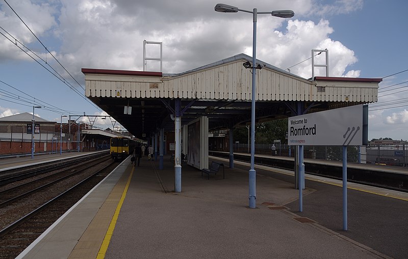 File:Romford railway station MMB 08 315840.jpg