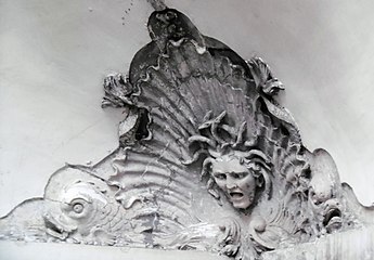 Méduse sculptée sur façade sur jardin