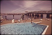 ワシントン州のコロンビア川の高速道路の橋のたもとにあったモーテルのプール。この様にプールを設けたモーテルも多かった