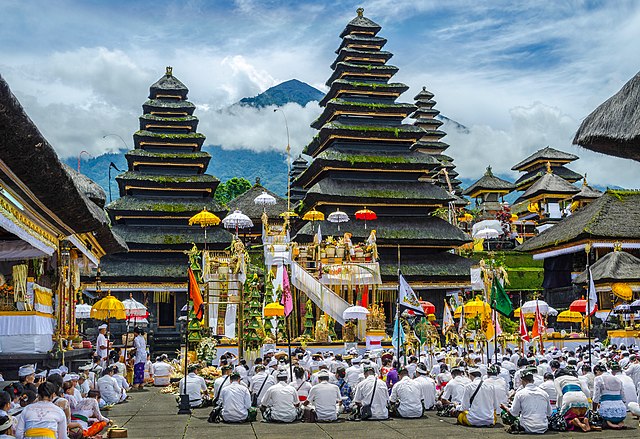 A Ida Batara Turun Kabeh, uma das cerimónias do hinduísmo balinês mais importantes e concorridas, no templo Pura Besakih, com o cume do monte Agung ao fundo