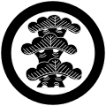 Huy hiệu ba cây tùng Maruni Hidari Sangaimatsu của gia tộc Hira, thành viên của gia tộc Taira (Heike)