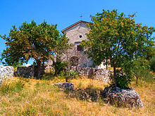 La chiesa rurale di Santa Barbara, in cima all'omonima collina