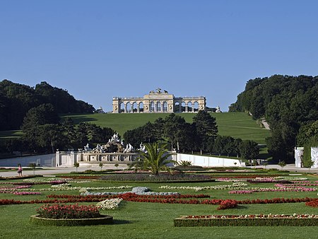 Fail:Schönbrunn_Blick_auf_Gloriette.jpg