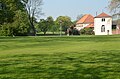 Puttinggreen mit Sonnenuhr, Statue