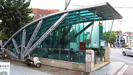 Seoul metro 623 Sangsu station entrance 3 20191022 075652