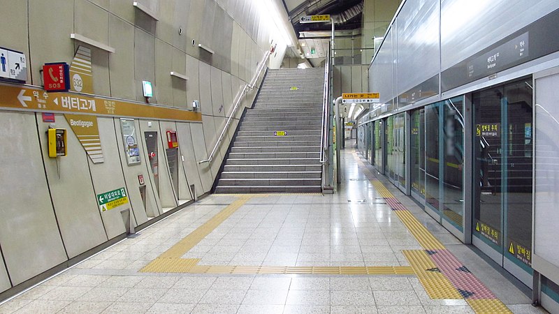 File:Seoul-metro-632-Beotigogae-station-platform-20181125-162132.jpg