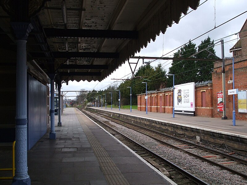 File:Seven Kings stn slow look west.JPG