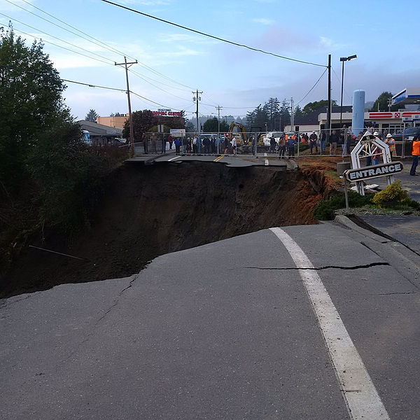 File:Sinkhole in Harbor, Oregon 2.jpg