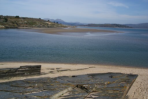 Slate on the beach in Samson's Bay - geograph.org.uk - 2902131