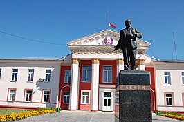 Het stadhuis met een standbeeld van Lenin