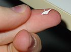 Uma versão em miniatura desafiadora de um grou de papel